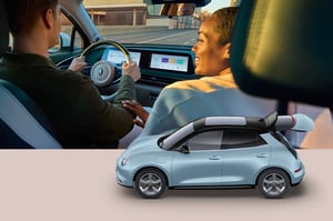 ORA 03 mit offenem Kofferraum