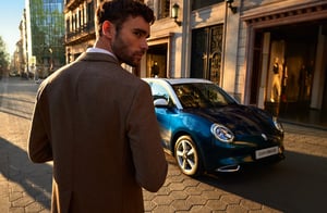 Mann vor parkendem ORA 03 in der Stadt