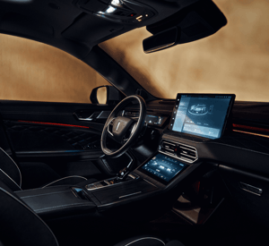 Detailansicht des GWM Fahrzeuginnenraums mit Lenkrad und Display als Symbol für technische Innovation