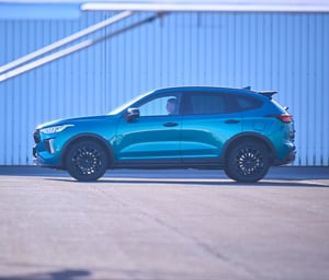 Jolion Pro, im Hintergrund ein blauer Container