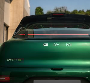 GWM ORA 5 SUV, Detailaufnahme Heckpartie mit durchgehendem LED-Rücklicht und GWM-Schriftzug