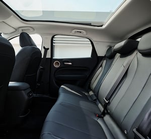 GWM ORA 5 SUV, Innenraum Rücksitzbank mit Panoramadach