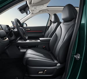 GWM ORA 5 SUV, Innenraum mit Vordersitzen und Mittelkonsole, Blick von der Beifahrerseite