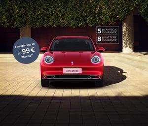 Frontansicht eines roten GWM ORA 03 vor einem Gebäude, mit hervorgehobenen Finanzierungshinweisen.